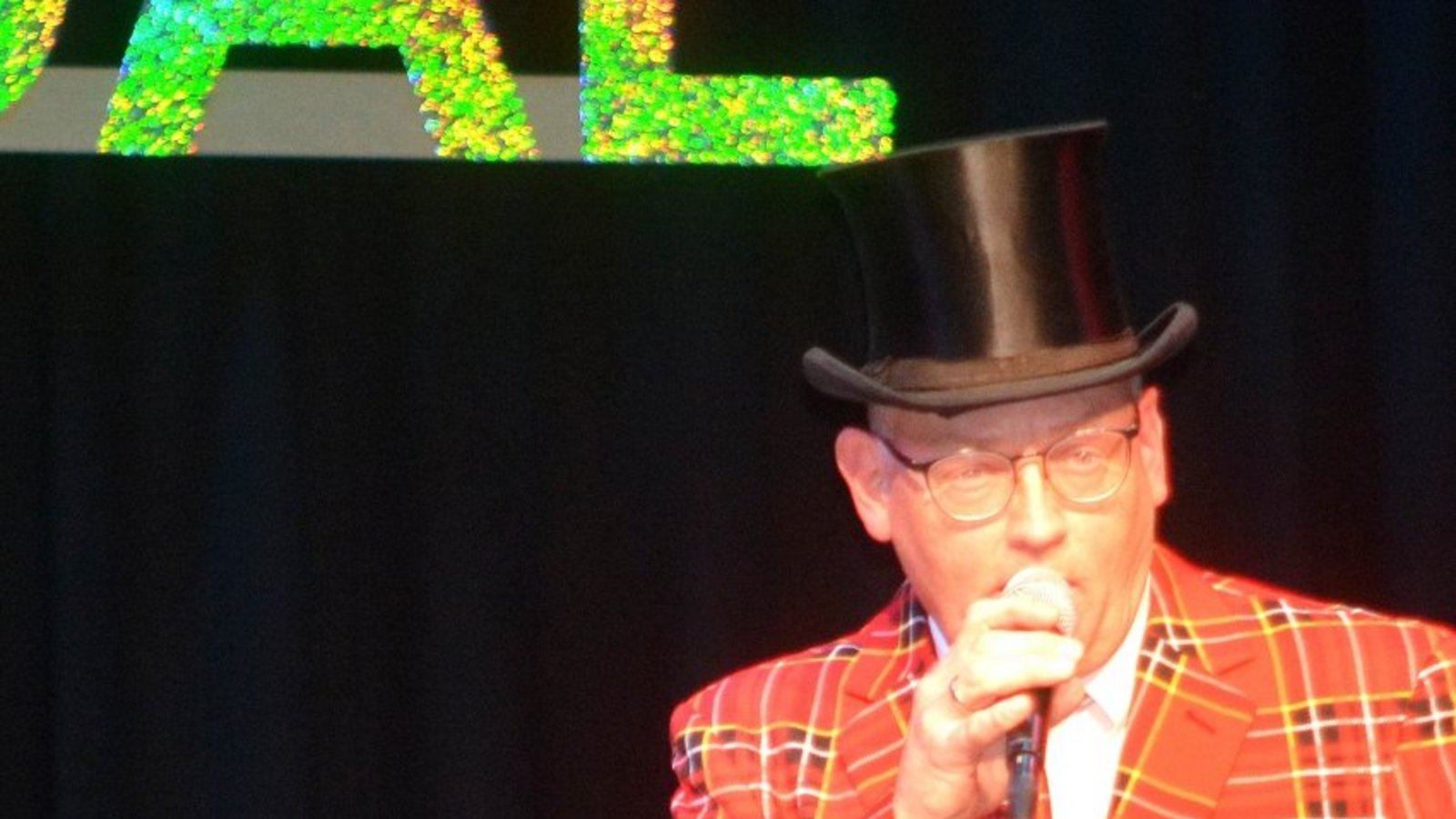 Chorleiter und Moderator Rolf Schwarzien.