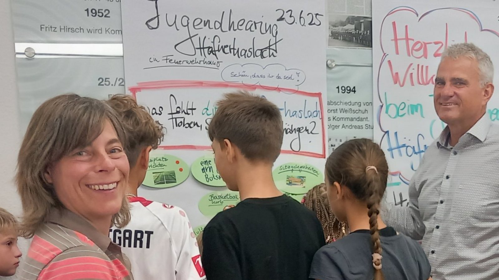 Viele Ideen für den Ort: Beim Jugendhearing erfahren Ortsvorsteherin Claudia Volk (von links), Bürgermeister Holger Albrich und Jugendreferent Alexander Ghazali, was sich die Kinder und Jugendlichen in Häfnerhaslach wünschen. Foto: Glemser Viele Ideen für den Ort: Beim Jugendhearing erfahren Ortsvorsteherin Claudia Volk (von links), Bürgermeister Holger Albrich und Jugendreferent Alexander Ghazali, was sich die Kinder und Jugendlichen in Häfnerhaslach wünschen. Foto: Glemser