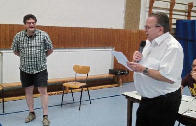 Volker Langenstein (links) wird durch Reimund Scheytt vom Tischtennisverband geehrt.  Foto: p
