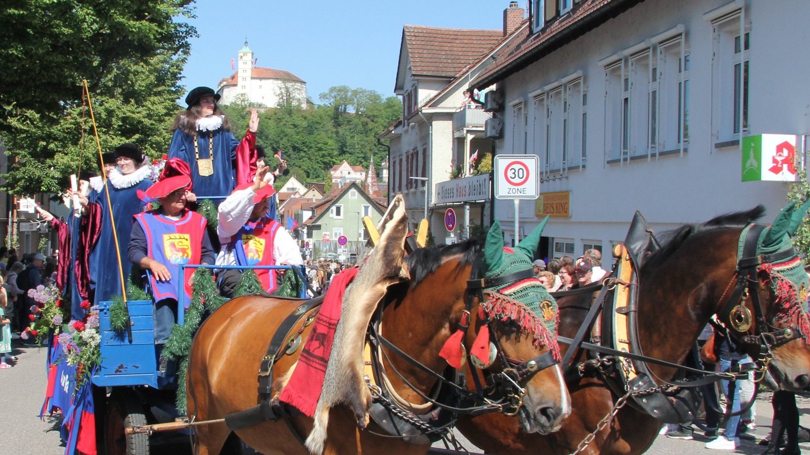 Mehr als 100 Gruppen mit rund 2500 Teilnehmenden werden durch die Stadt ziehen. Archivfoto: VKZ/Banholzer Mehr als 100 Gruppen mit rund 2500 Teilnehmenden werden durch die Stadt ziehen. Archivfoto: VKZ/Banholzer