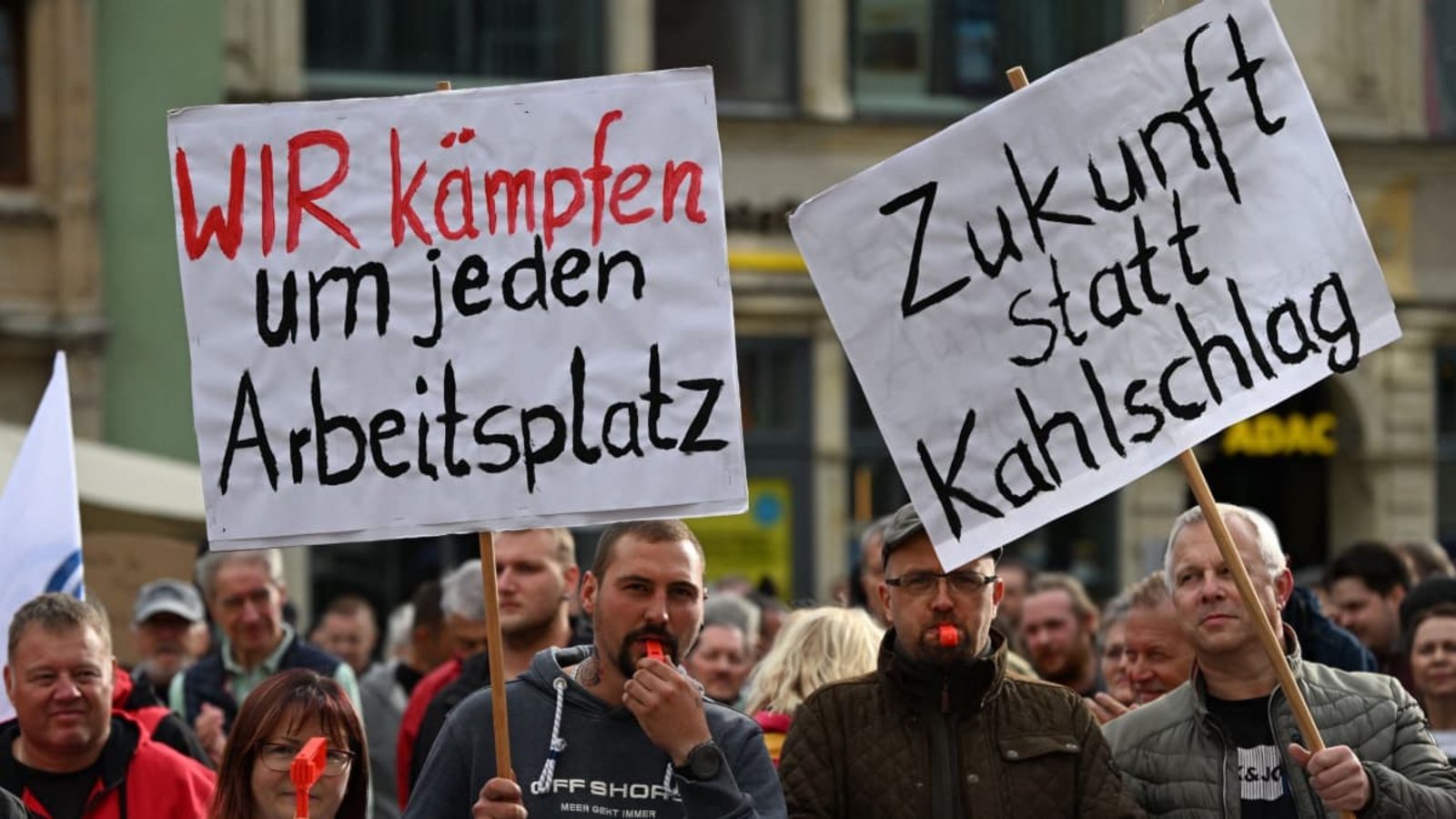 In ganz Deutschland protestierten am Montag Beschäftigte aus der Autoindustrie gegen Jobabbau und Sparmaßnahmen.Hendrik Schmidt/dpa In ganz Deutschland protestierten am Montag Beschäftigte aus der Autoindustrie gegen Jobabbau und Sparmaßnahmen.Hendrik Schmidt/dpa