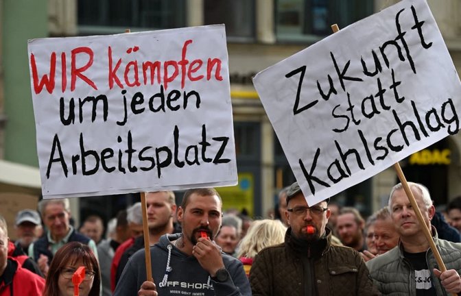 In ganz Deutschland protestierten am Montag Beschäftigte aus der Autoindustrie gegen Jobabbau und Sparmaßnahmen.<span class='image-autor'>Hendrik Schmidt/dpa</span>