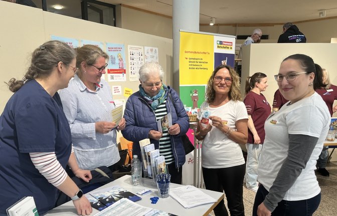 Die Informationsstände bei der Seniorenmesse sind gut besucht. <span class='image-autor'>Foto: Glemser</span>