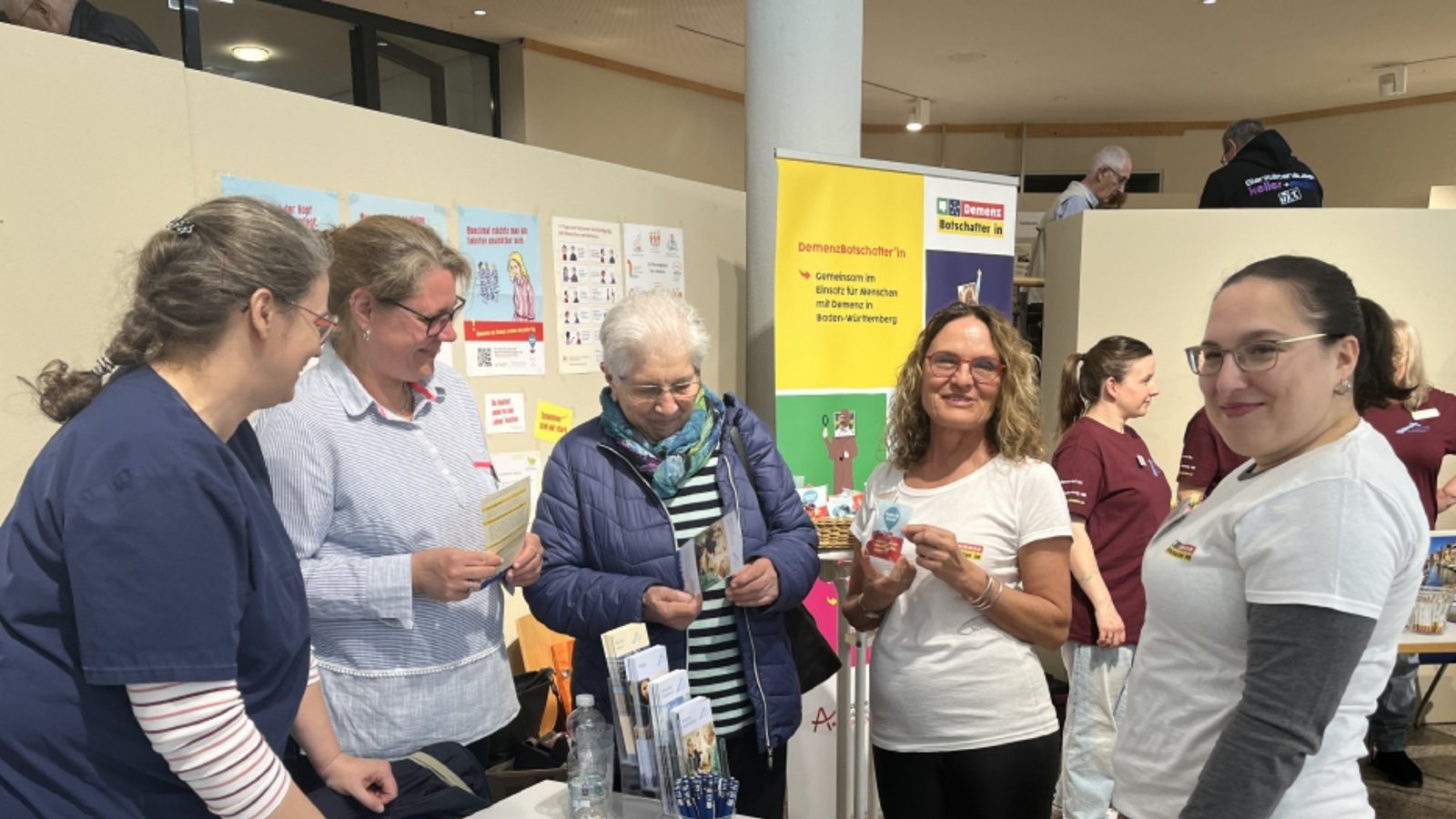 Die Informationsstände bei der Seniorenmesse sind gut besucht. Foto: Glemser