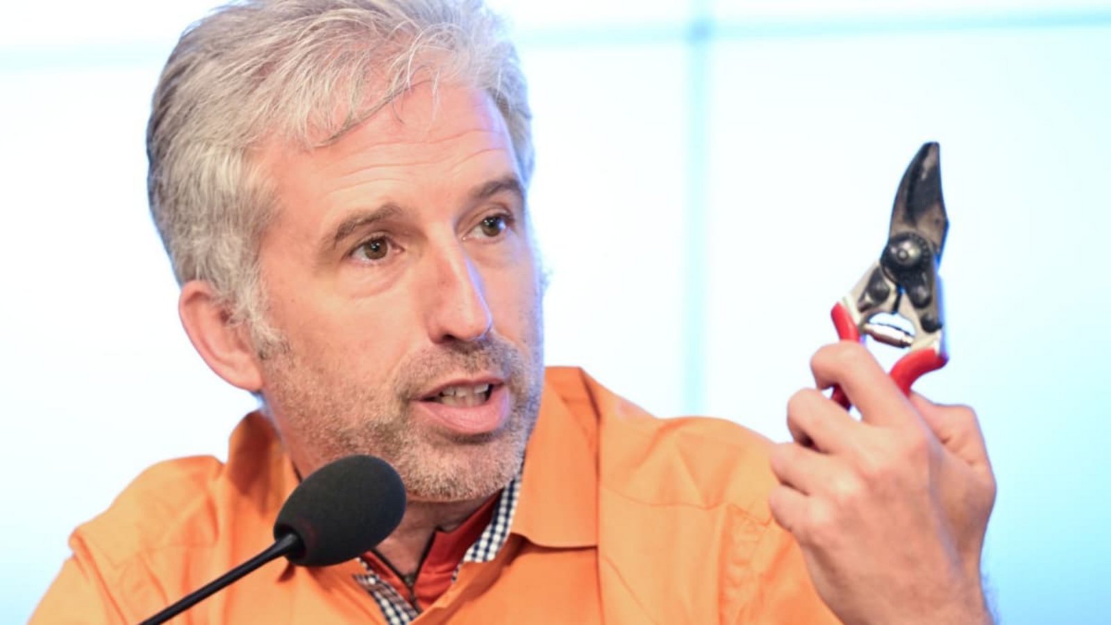 Boris Palmer soll die baden-württembergische Landesregierung zum Thema Bürokratieabbau beraten. Hier zeigt er die Heckenschere seines Vaters - eine Symbol für das Lichten des Vorschriften-Wildwuchses.Bernd Weißbrod/dpa Boris Palmer soll die baden-württembergische Landesregierung zum Thema Bürokratieabbau beraten. Hier zeigt er die Heckenschere seines Vaters - eine Symbol für das Lichten des Vorschriften-Wildwuchses.Bernd Weißbrod/dpa