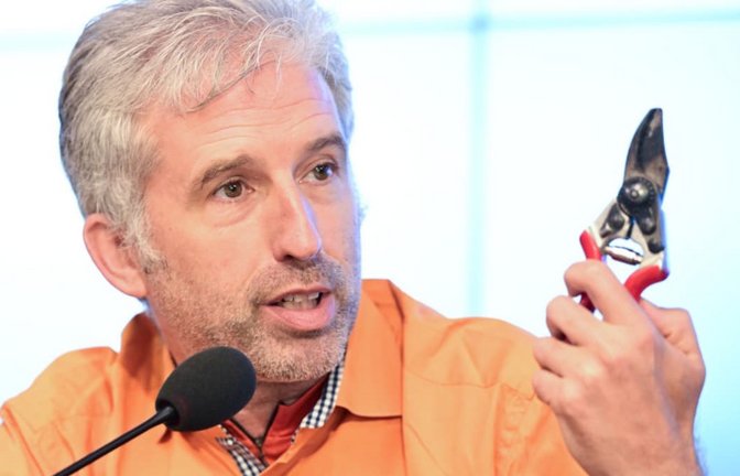 Boris Palmer soll die baden-württembergische Landesregierung zum Thema Bürokratieabbau beraten. Hier zeigt er die Heckenschere seines Vaters - eine Symbol für das Lichten des Vorschriften-Wildwuchses.<span class='image-autor'>Bernd Weißbrod/dpa</span>