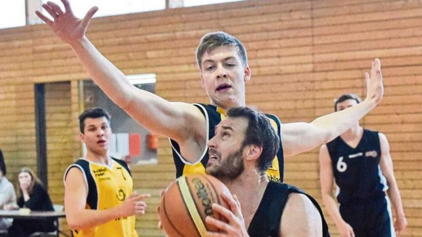 Thomas Gabriel nimmt Maß und trifft für die Vaihinger Basketballer. Foto: Leitner Thomas Gabriel nimmt Maß und trifft für die Vaihinger Basketballer. Foto: Leitner