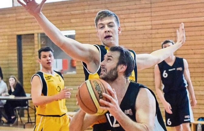 Thomas Gabriel nimmt Maß und trifft für die Vaihinger Basketballer. Foto: Leitner