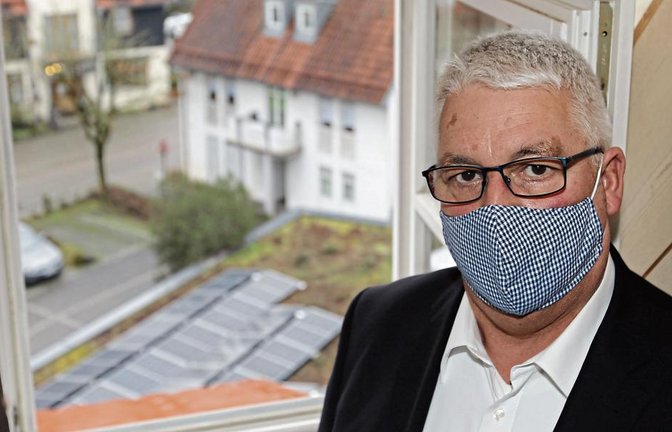 Von Peter Schäfers Bürofenster aus hat man direkten Blick auf die Photovoltaikanlage, die auf der Eberdinger Rathaus-Tiefgarage installiert wurde.