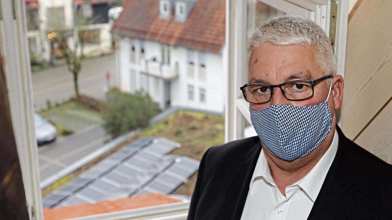 Von Peter Schäfers Bürofenster aus hat man direkten Blick auf die Photovoltaikanlage, die auf der Eberdinger Rathaus-Tiefgarage installiert wurde. Von Peter Schäfers Bürofenster aus hat man direkten Blick auf die Photovoltaikanlage, die auf der Eberdinger Rathaus-Tiefgarage installiert wurde.