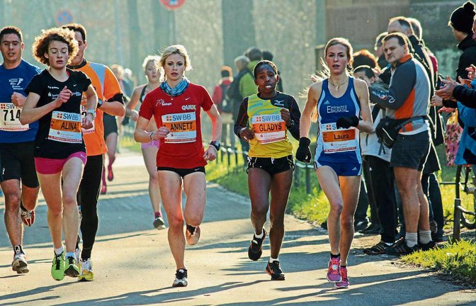 Die Spitzenläuferinnen sind auch schon beim Bietigheimer Silvesterlauf vor einem Jahr bei strahlendem Sonnenschein durch die Enzauen getrabt. Foto: Archiv/privat