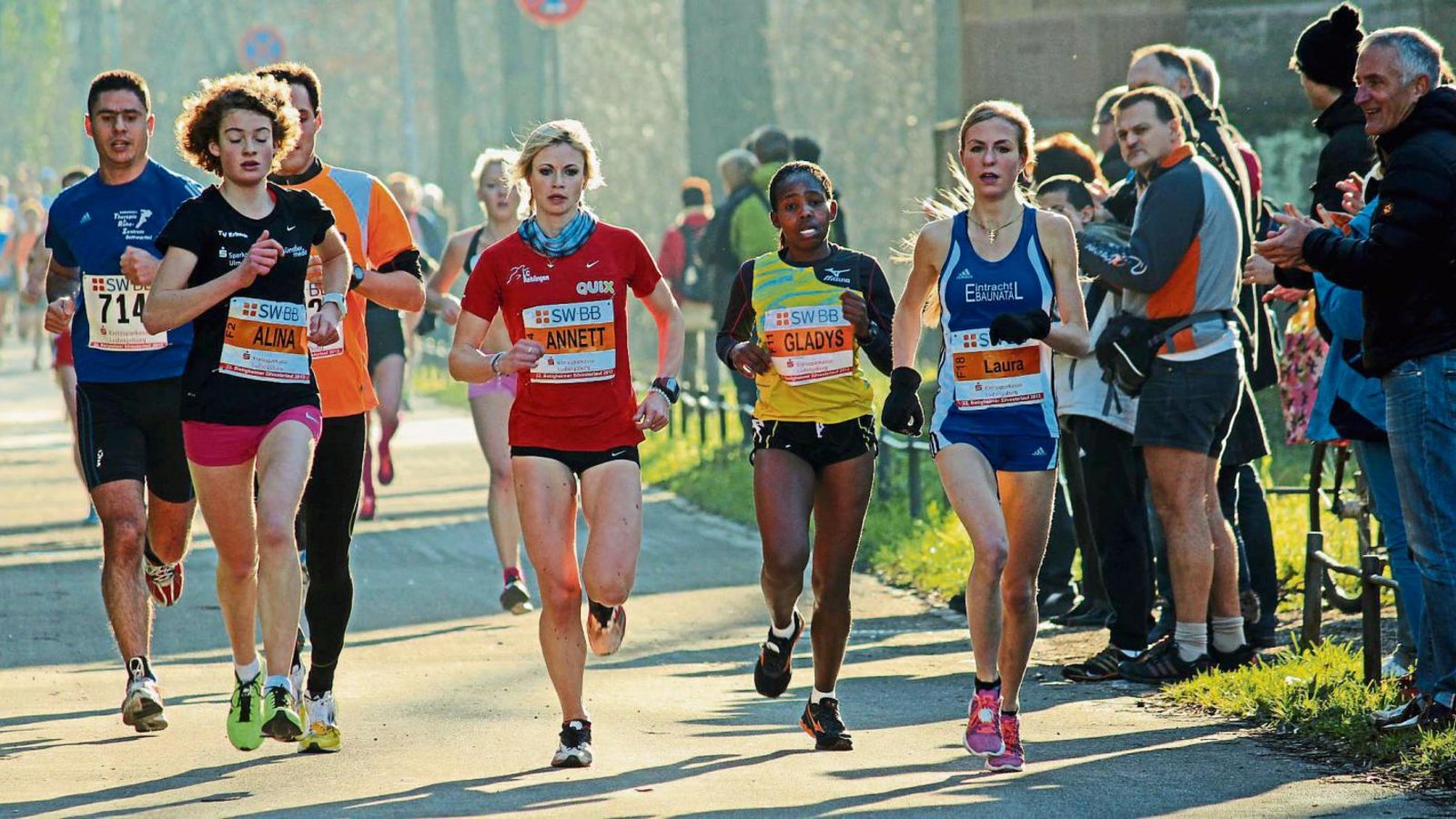 Die Spitzenläuferinnen sind auch schon beim Bietigheimer Silvesterlauf vor einem Jahr bei strahlendem Sonnenschein durch die Enzauen getrabt. Foto: Archiv/privat