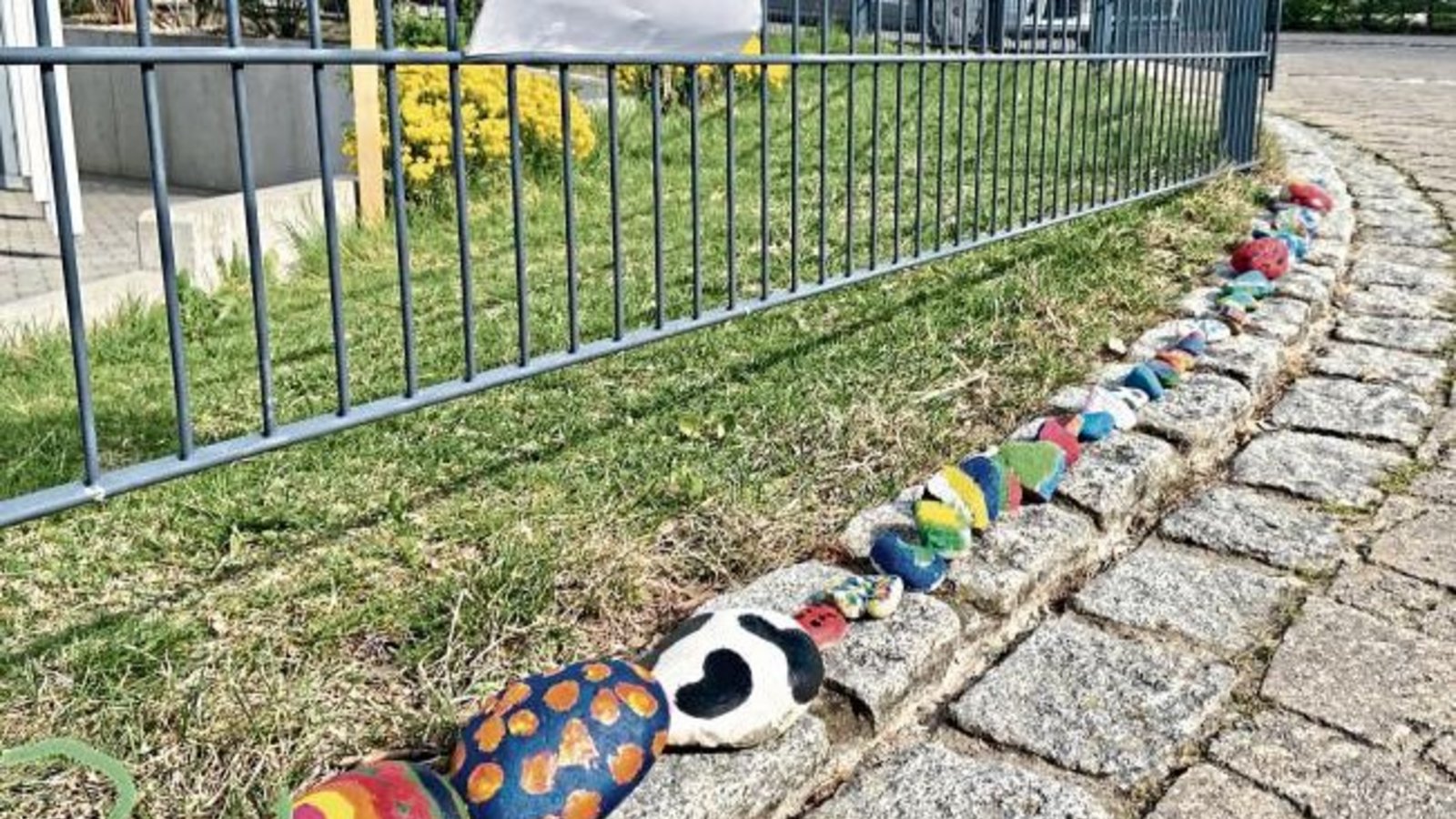Viele Kinder machen mit und so wächst diese Raupe aus bunten Steinen, die Sebastian Staffe fotografiert hat, Stück für Stück immer weiter. Viele Kinder machen mit und so wächst diese Raupe aus bunten Steinen, die Sebastian Staffe fotografiert hat, Stück für Stück immer weiter.
