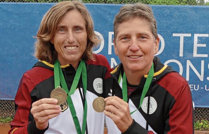 Anke Wurst und Petra Dobusch (von links) freuen sich über Bronze im Doppel. Foto: privat
