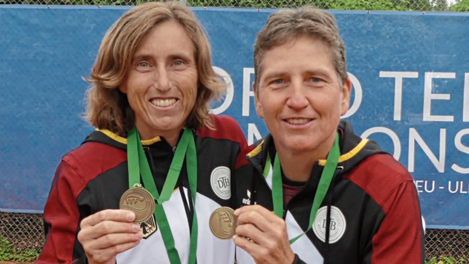 Anke Wurst und Petra Dobusch (von links) freuen sich über Bronze im Doppel. Foto: privat