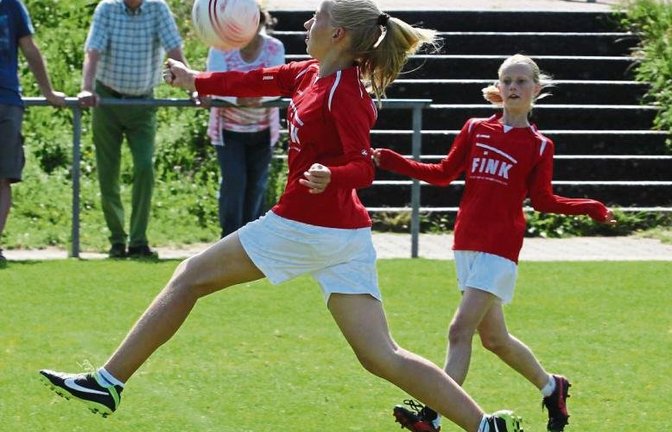 TVV-Zuspielerin Lena Schuller (links) ersprintet einen Ball. Als Absicherung ist Finnja Röhm in die entsprechende Position gelaufen. Foto: Nachreiner