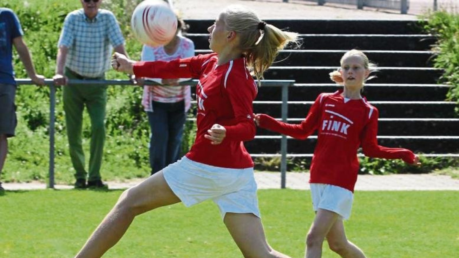 TVV-Zuspielerin Lena Schuller (links) ersprintet einen Ball. Als Absicherung ist Finnja Röhm in die entsprechende Position gelaufen. Foto: Nachreiner