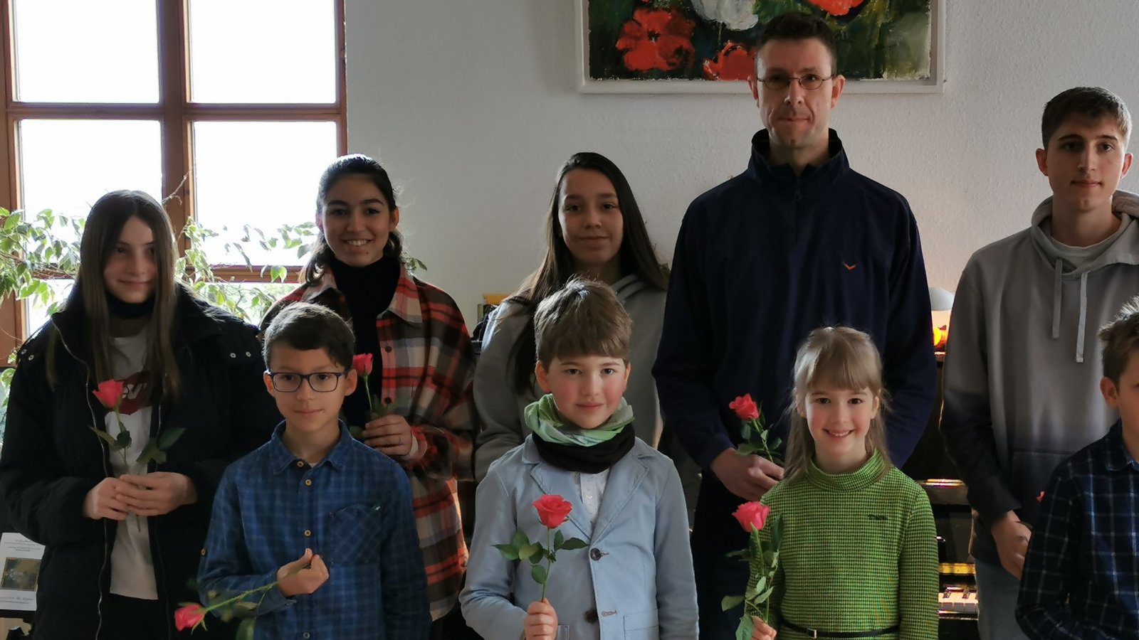 Mit der Bitte um Frieden – „Dona nobis pacem“ – eröffnete Benedict Schüle am vergangenen Sonntag die Klaviermatinee in der Kultur-Werkstatt in Sersheim. Ursula Layher präsentierte ihre Klavierklasse, die anspruchsvolle Werke vorstellte. Den Auftakt bildete Patricia Deibele, 1. Grundschulklasse, mit drei Stücken aus ihrem Unterrichtsbuch, die sie überzeugend vortrug. Sehr sicher spielte Julian Bauer drei Stücke, ebenfalls aus seinem Unterrichtsbuch. Oscar Deibele überzeugte mit der „Melodie in C“, Thema mit Variationen von Felix le Couppey, dem „Frühling“ aus den Jahreszeiten von Antonio Vivaldi und dem „Capriccio Italiano“ von Peter Tschaikowsky. Aus England war „Scarborough Fair“, auswendig gespielt von Lukas Walter, zu hören. Immer gerne gehört ist das Jagdlied von Carl Maria von Weber, das Thema des Jägerchores aus der Oper „Der Freischütz“, das Ariane Roth sicher spielte. Eine Besonderheit war der Vortrag von Savannah Reed: Sie stellte ihre eigene Komposition „No Name in G-Dur/e-moll“ vor und füllte den Raum mit schönem Klang. Ebenso voll und klangschön waren „What about us“ von Alecia Moore, mit dem Benedict Schüle beeindruckte, sowie das „Prélude in h-moll“ von Fredéderic Chopin. In flüssigem Tempo überzeugte Malu Walter mit der Klaviersonate in C, Nr. 15, von Wolfgang Amadeus Mozart. Den Abschluss bildete Hagen Müller mit dem Pachelbel-Kanon-Thema mit Variationen von Lee Galloway. Die Vorstellung des Themas war langsam, ruhig und steigerte sich in den einzelnen Variationen bis zu einem fulminanten Abschluss. Die kleinen und großen Pianisten erhielten vom zahlreich anwesenden Publikum viel Applaus. Foto: p Mit der Bitte um Frieden – „Dona nobis pacem“ – eröffnete Benedict Schüle am vergangenen Sonntag die Klaviermatinee in der Kultur-Werkstatt in Sersheim. Ursula Layher präsentierte ihre Klavierklasse, die anspruchsvolle Werke vorstellte. Den Auftakt bildete Patricia Deibele, 1. Grundschulklasse, mit drei Stücken aus ihrem Unterrichtsbuch, die sie überzeugend vortrug. Sehr sicher spielte Julian Bauer drei Stücke, ebenfalls aus seinem Unterrichtsbuch. Oscar Deibele überzeugte mit der „Melodie in C“, Thema mit Variationen von Felix le Couppey, dem „Frühling“ aus den Jahreszeiten von Antonio Vivaldi und dem „Capriccio Italiano“ von Peter Tschaikowsky. Aus England war „Scarborough Fair“, auswendig gespielt von Lukas Walter, zu hören. Immer gerne gehört ist das Jagdlied von Carl Maria von Weber, das Thema des Jägerchores aus der Oper „Der Freischütz“, das Ariane Roth sicher spielte. Eine Besonderheit war der Vortrag von Savannah Reed: Sie stellte ihre eigene Komposition „No Name in G-Dur/e-moll“ vor und füllte den Raum mit schönem Klang. Ebenso voll und klangschön waren „What about us“ von Alecia Moore, mit dem Benedict Schüle beeindruckte, sowie das „Prélude in h-moll“ von Fredéderic Chopin. In flüssigem Tempo überzeugte Malu Walter mit der Klaviersonate in C, Nr. 15, von Wolfgang Amadeus Mozart. Den Abschluss bildete Hagen Müller mit dem Pachelbel-Kanon-Thema mit Variationen von Lee Galloway. Die Vorstellung des Themas war langsam, ruhig und steigerte sich in den einzelnen Variationen bis zu einem fulminanten Abschluss. Die kleinen und großen Pianisten erhielten vom zahlreich anwesenden Publikum viel Applaus. Foto: p