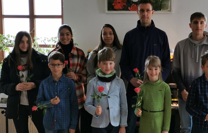 Mit der Bitte um Frieden – „Dona nobis pacem“ – eröffnete Benedict Schüle am vergangenen Sonntag die Klaviermatinee in der Kultur-Werkstatt in Sersheim. Ursula Layher präsentierte ihre Klavierklasse, die anspruchsvolle Werke vorstellte. Den Auftakt bildete Patricia Deibele, 1. Grundschulklasse, mit drei Stücken aus ihrem Unterrichtsbuch, die sie überzeugend vortrug. Sehr sicher spielte Julian Bauer drei Stücke, ebenfalls aus seinem Unterrichtsbuch. Oscar Deibele überzeugte mit der „Melodie in C“, Thema mit Variationen von Felix le Couppey, dem „Frühling“ aus den Jahreszeiten von Antonio Vivaldi und dem „Capriccio Italiano“ von Peter Tschaikowsky. Aus England war „Scarborough Fair“, auswendig gespielt von Lukas Walter, zu hören. Immer gerne gehört ist das Jagdlied von Carl Maria von Weber, das Thema des Jägerchores aus der Oper „Der Freischütz“, das Ariane Roth sicher spielte. Eine Besonderheit war der Vortrag von Savannah Reed: Sie stellte ihre eigene Komposition „No Name in G-Dur/e-moll“ vor und füllte den Raum mit schönem Klang. Ebenso voll und klangschön waren „What about us“ von Alecia Moore, mit dem Benedict Schüle beeindruckte, sowie das „Prélude in h-moll“ von Fredéderic Chopin. In flüssigem Tempo überzeugte Malu Walter mit der Klaviersonate in C, Nr. 15, von Wolfgang Amadeus Mozart. Den Abschluss bildete Hagen Müller mit dem Pachelbel-Kanon-Thema mit Variationen von Lee Galloway. Die Vorstellung des Themas war langsam, ruhig und steigerte sich in den einzelnen Variationen bis zu einem fulminanten Abschluss. Die kleinen und großen Pianisten erhielten vom zahlreich anwesenden Publikum viel Applaus.  <span class='image-autor'>Foto: p</span>