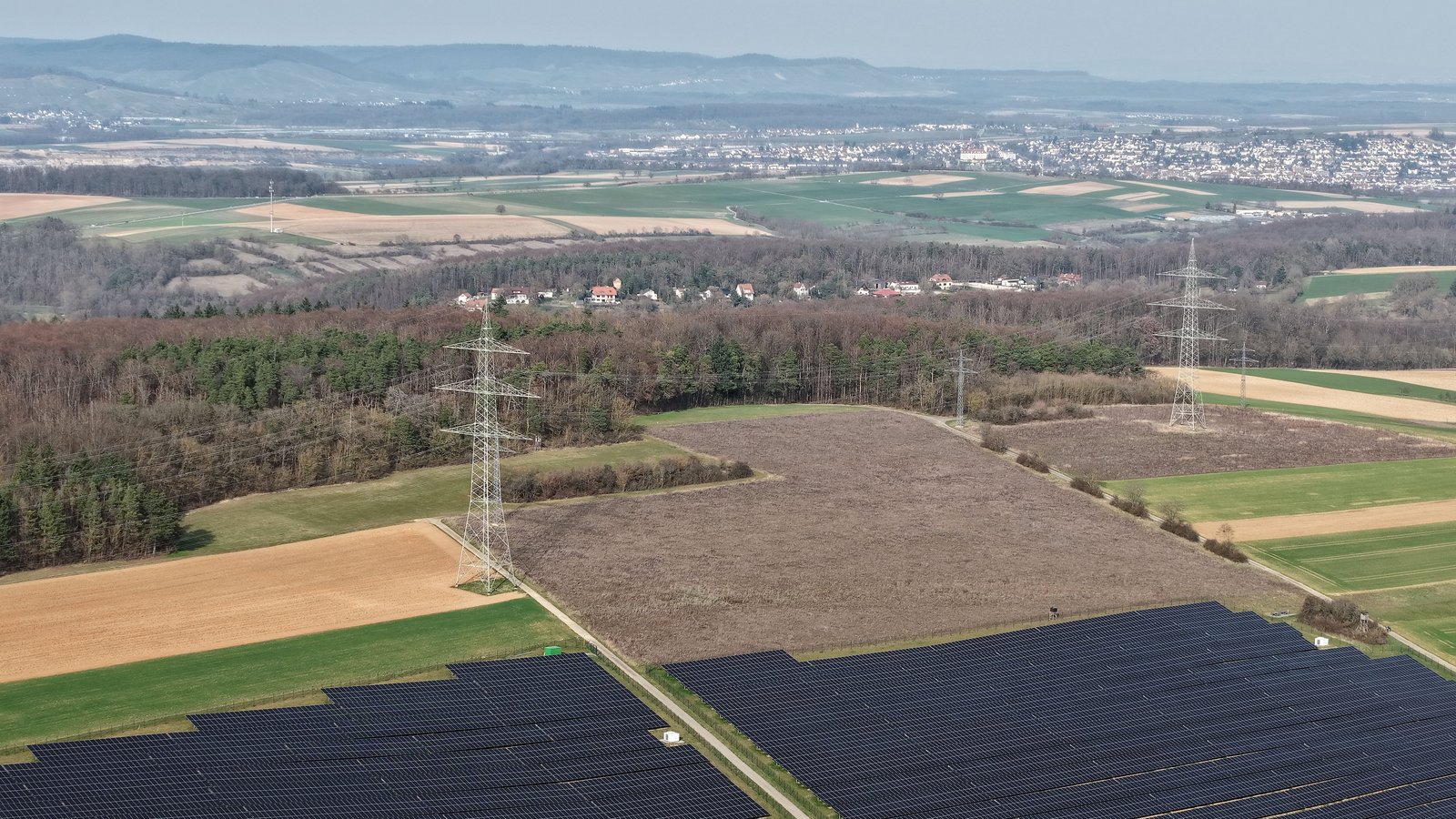 Zwischen der Freiflächen-Photovoltaik im Iptinger Ortental (vorne) und der Stadt Vaihingen (hinten) liegen der Höhenzug, der als Windrad-Standort auserkoren ist, und die Eberdinger Siedlung Sonnenberg. Zwischen der Freiflächen-Photovoltaik im Iptinger Ortental (vorne) und der Stadt Vaihingen (hinten) liegen der Höhenzug, der als Windrad-Standort auserkoren ist, und die Eberdinger Siedlung Sonnenberg.