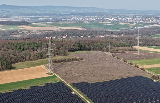 Zwischen der Freiflächen-Photovoltaik im Iptinger Ortental (vorne) und der Stadt Vaihingen (hinten) liegen der Höhenzug, der als Windrad-Standort auserkoren ist, und die Eberdinger Siedlung Sonnenberg.