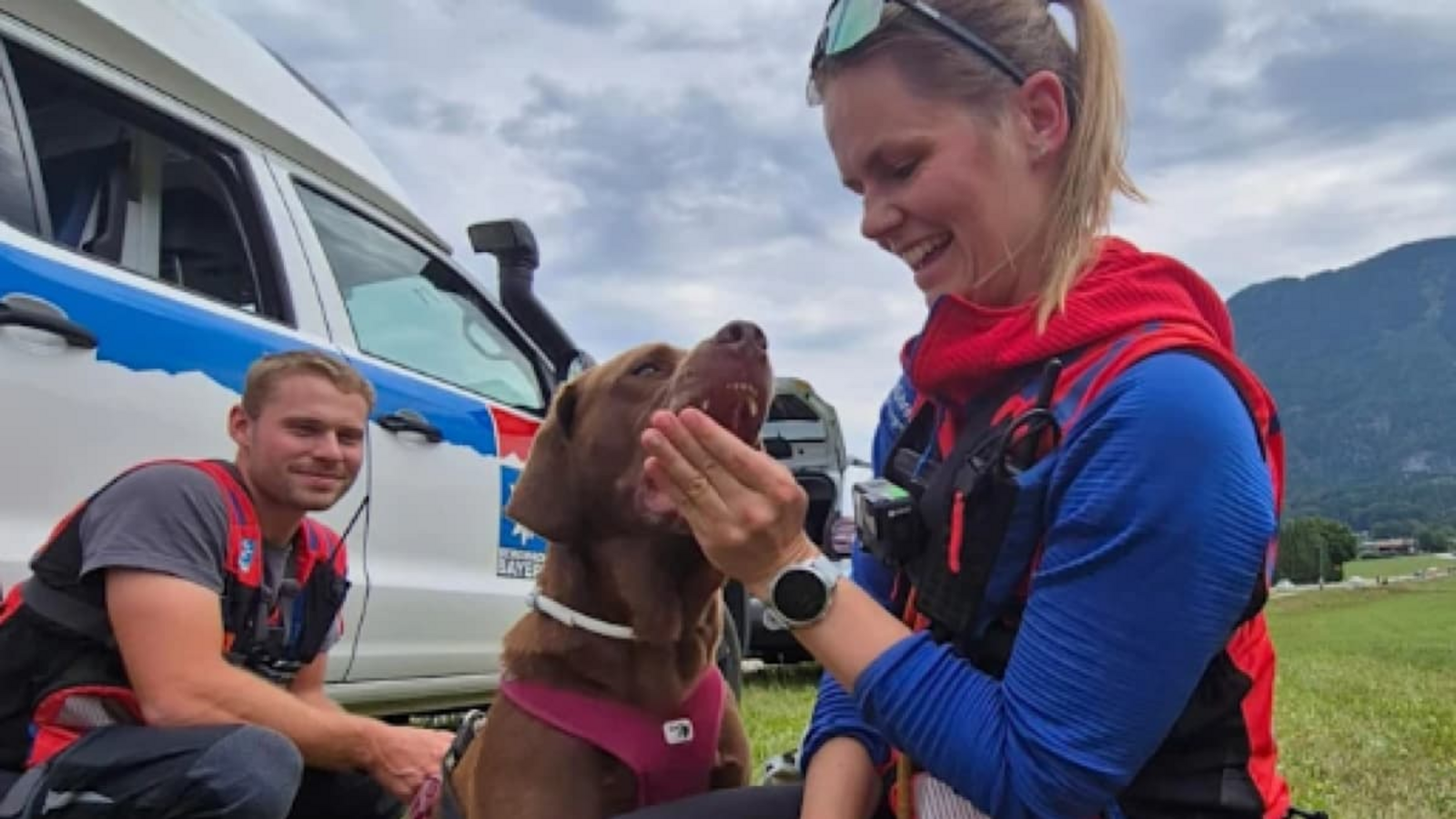 Erfolgreich ausgeflogener Labrador in den Alpen.Bergrettung Salzburg-Mittersill Erfolgreich ausgeflogener Labrador in den Alpen.Bergrettung Salzburg-Mittersill