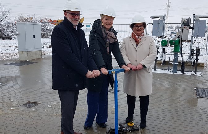 Dirk Güsewell, Aufsichtsratsvorsitzender der Terranets BW GmbH, Energie- und Umweltministerin Thekla Walker und Katrin Flinspach, Terranets-Geschäftsführerin (von links), drehen den Schieber auf.  <span class='image-autor'>Foto: Bürkle</span>