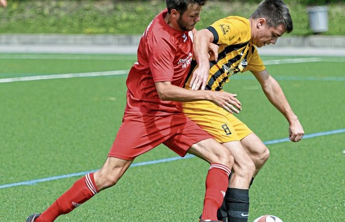 Gegen die SVGG Hischlanden-Schöckingen (links Marian Kiefer) kommt der SV Riet mit Marc Bindels nur zu einem 0:1. Foto: Leitner