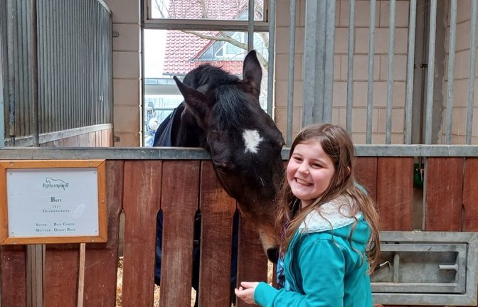 Besucherin Laureen mit Pensionspferd Bert.