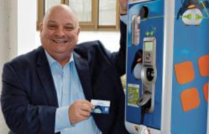 Bürgermeister Jürgen Scholz nimmt die Ladesäulen im Parkhaus in Betrieb. Foto: p