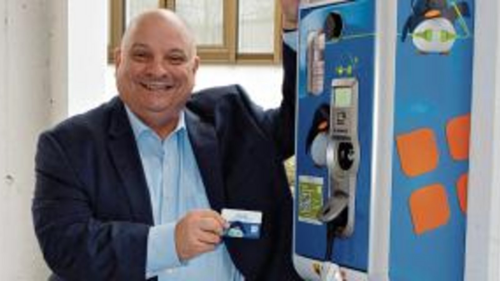 Bürgermeister Jürgen Scholz nimmt die Ladesäulen im Parkhaus in Betrieb. Foto: p Bürgermeister Jürgen Scholz nimmt die Ladesäulen im Parkhaus in Betrieb. Foto: p