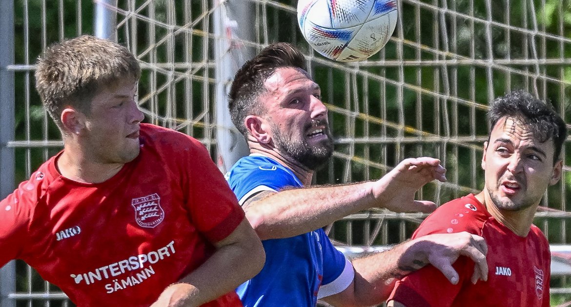 TSV Großglattacjh (roter Dress)  -TSV Bönnigheim 2:2. 07.06.2026,   Fußball, Männer, Kreisliga A3, Enz-Murr, Saison 2025 / 2026, # Daniel Migulla (TSV Grossglattbach, #10) und Tobias Baisch (TSV Grossglattbach, #02) versuchen den Ball vor Tayfun Kaya (TSV Bönnigheim, #20) zu bekommen. 