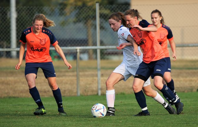 Die SGM Roßwag/Großglattbach (links Christina Knapp, im Zweikampf Christine Dertinger mit Malina Jack) verliert nur mit 1:2 gegen den Karlsruher SC II. <span class='image-autor'>Foto: Küppers</span>