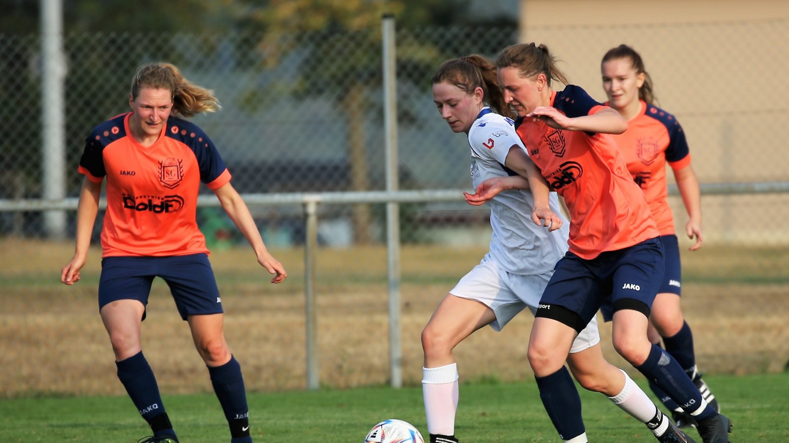 Die SGM Roßwag/Großglattbach (links Christina Knapp, im Zweikampf Christine Dertinger mit Malina Jack) verliert nur mit 1:2 gegen den Karlsruher SC II. Foto: Küppers Die SGM Roßwag/Großglattbach (links Christina Knapp, im Zweikampf Christine Dertinger mit Malina Jack) verliert nur mit 1:2 gegen den Karlsruher SC II. Foto: Küppers