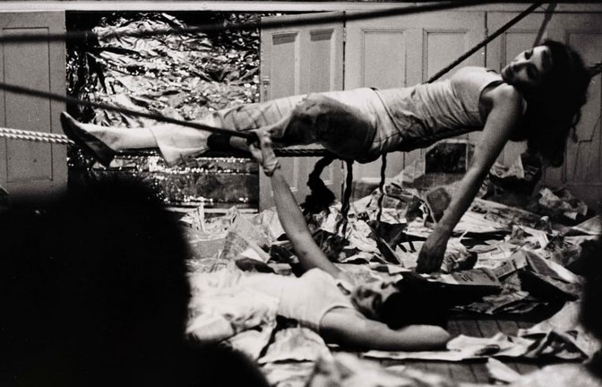 In der Staatsgalerie-Schau „BÄNG!“ zu sehen: Szene aus „Water Light/Water Needle“ von Carolee Schneemann - fotografiert von Peter Moore am 19. Mai 1963<span class='image-autor'>Peter Moore /  Northwestern University / VG Bild-Kunst, Bonn 2026</span>
