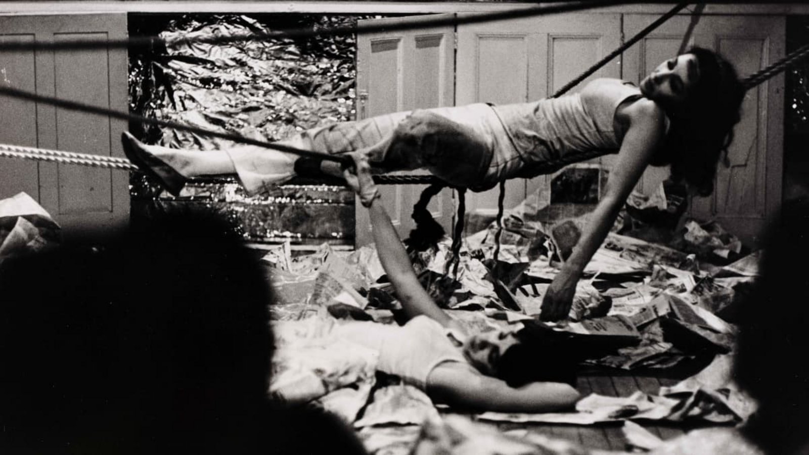 In der Staatsgalerie-Schau „BÄNG!“ zu sehen: Szene aus „Water Light/Water Needle“ von Carolee Schneemann - fotografiert von Peter Moore am 19. Mai 1963Peter Moore / Northwestern University / VG Bild-Kunst, Bonn 2026 In der Staatsgalerie-Schau „BÄNG!“ zu sehen: Szene aus „Water Light/Water Needle“ von Carolee Schneemann - fotografiert von Peter Moore am 19. Mai 1963Peter Moore / Northwestern University / VG Bild-Kunst, Bonn 2026