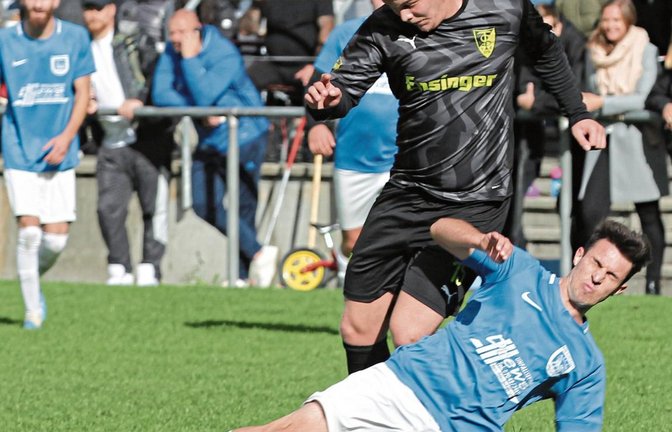 Vaihingens Rechtsverteidiger Daniel Ciuffreda (unten) grätscht Ensingens Paul Kopp den Ball weg. Foto: Nachreiner