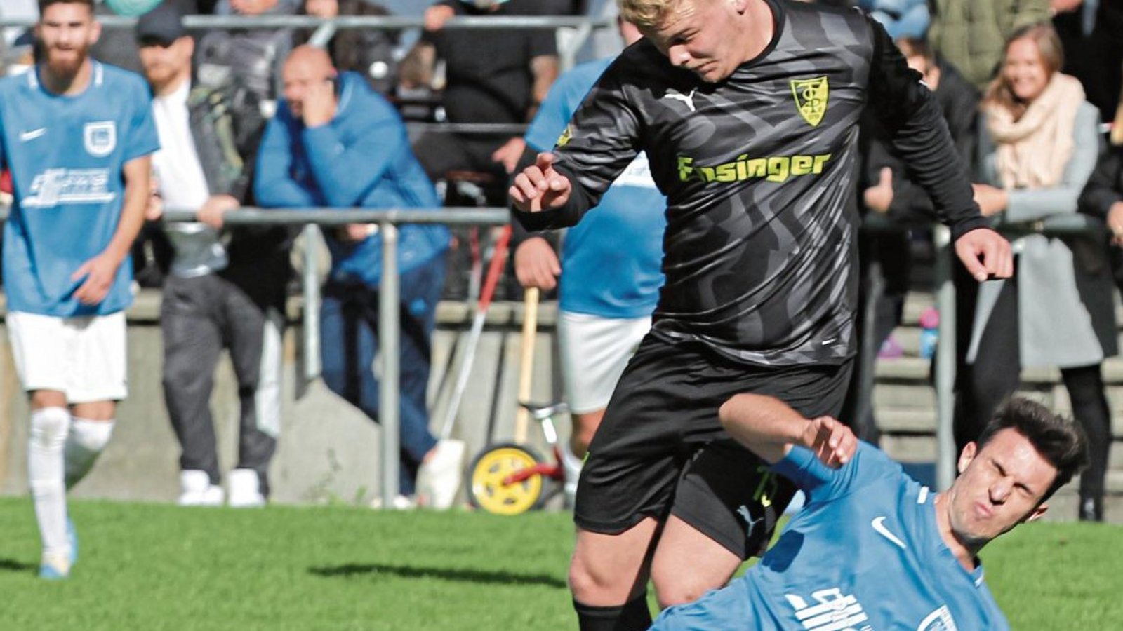 Vaihingens Rechtsverteidiger Daniel Ciuffreda (unten) grätscht Ensingens Paul Kopp den Ball weg. Foto: Nachreiner Vaihingens Rechtsverteidiger Daniel Ciuffreda (unten) grätscht Ensingens Paul Kopp den Ball weg. Foto: Nachreiner