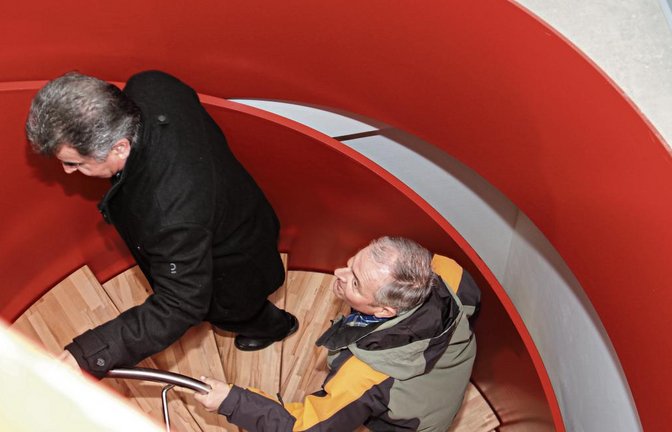 Die Illinger Gemeinderäte beim Test der neuen Fluchttreppe im Rathaus.  Fotos: Rücker