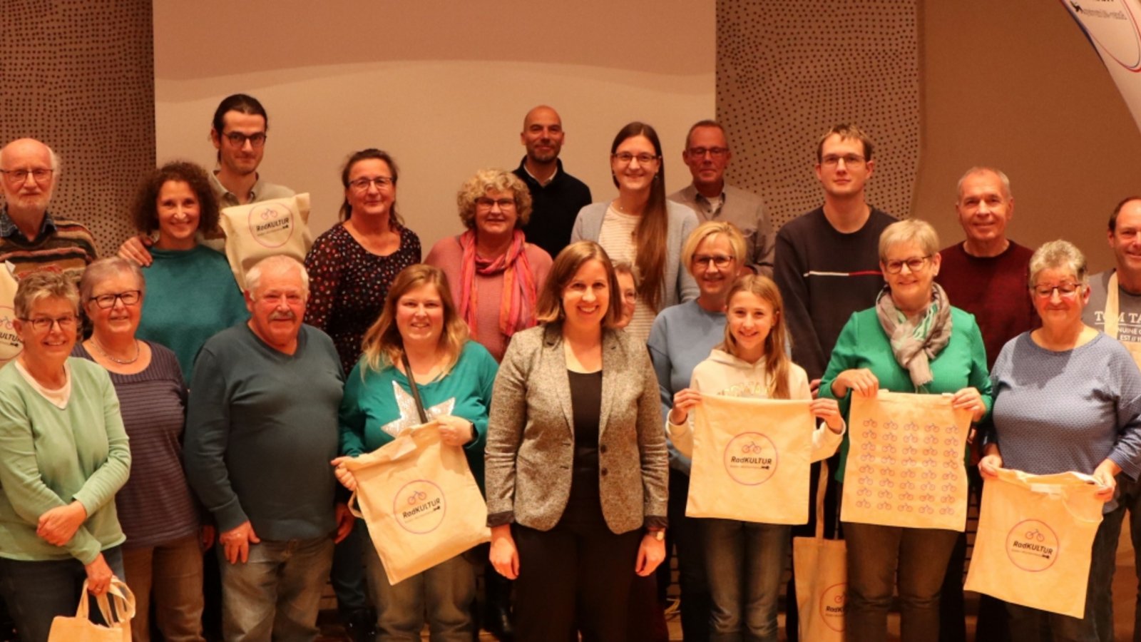 Hilde Neidhardt (Mitte, vorne) mit den Gewinnern der Verlosung.  Foto: LE