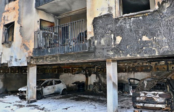 Durch das brennende Auto in der Garage geriet auch die Fassade in der Leobener Straße in Stuttgart-Feuerbach in Flammen.<span class='image-autor'>KS-Images.de/Andreas Rometsch</span>