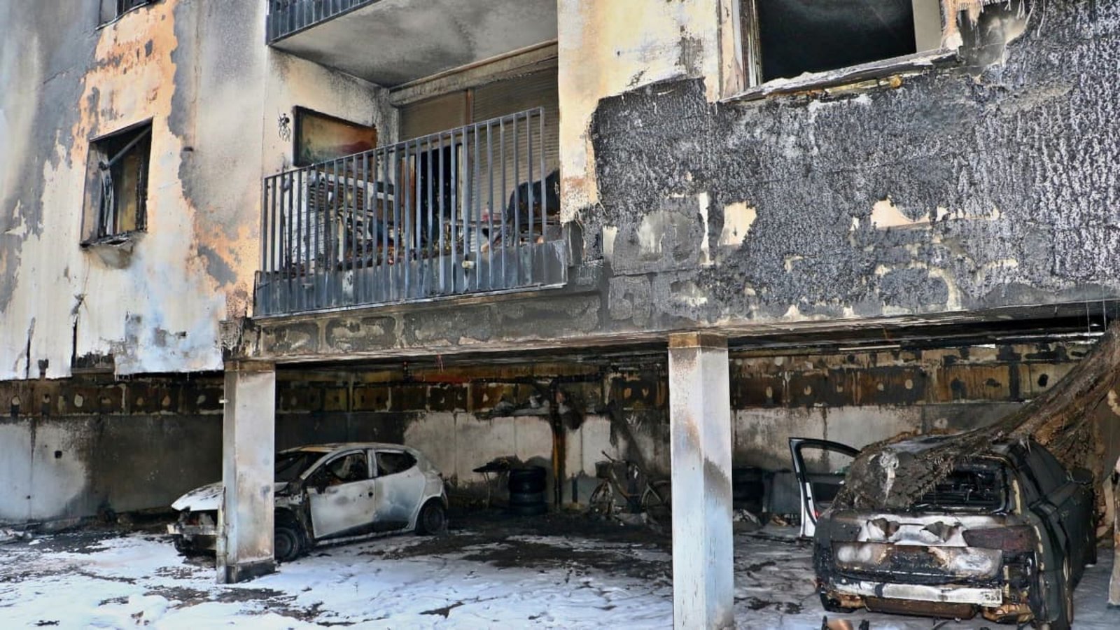 Durch das brennende Auto in der Garage geriet auch die Fassade in der Leobener Straße in Stuttgart-Feuerbach in Flammen.KS-Images.de/Andreas Rometsch Durch das brennende Auto in der Garage geriet auch die Fassade in der Leobener Straße in Stuttgart-Feuerbach in Flammen.KS-Images.de/Andreas Rometsch