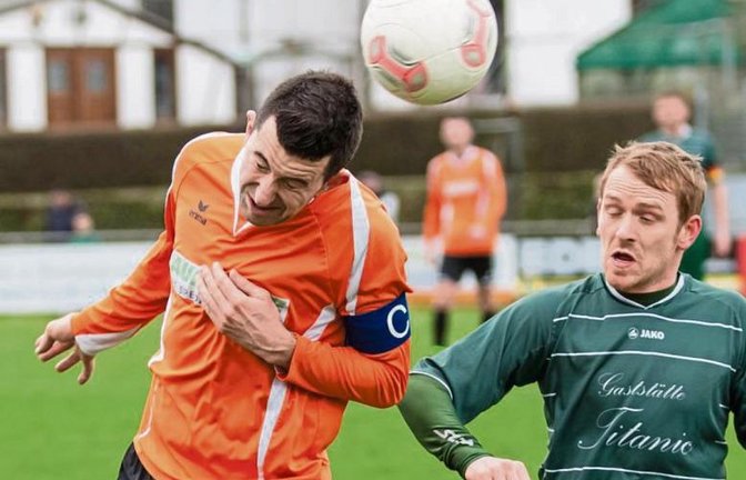 Der Kleinglattbacher Kapitän Marc Hahn (links) kommt mit dem Kopf vor Robin Ohlheiser (VfL Gemmrigheim) an den Ball. Dennoch gewinnen die Gäste mit 2:1. Foto: Simecek