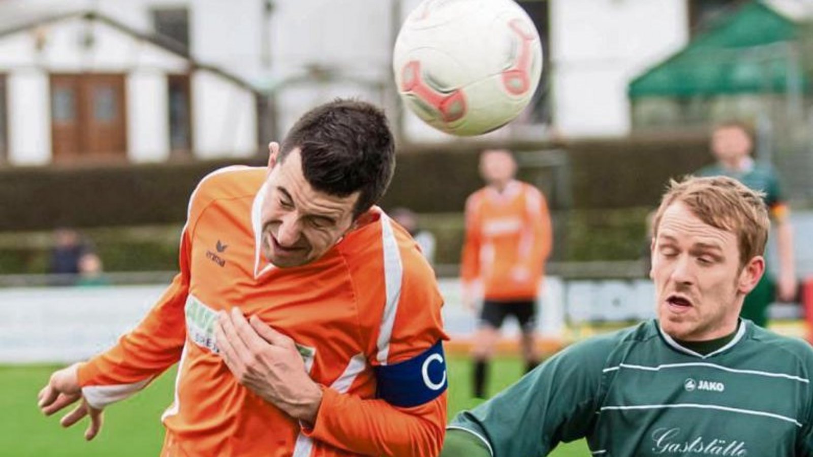 Der Kleinglattbacher Kapitän Marc Hahn (links) kommt mit dem Kopf vor Robin Ohlheiser (VfL Gemmrigheim) an den Ball. Dennoch gewinnen die Gäste mit 2:1. Foto: Simecek Der Kleinglattbacher Kapitän Marc Hahn (links) kommt mit dem Kopf vor Robin Ohlheiser (VfL Gemmrigheim) an den Ball. Dennoch gewinnen die Gäste mit 2:1. Foto: Simecek