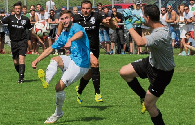 Achim Früh lupft den Ball über Croatia-Torwart Roberto Letteriello (von links) zum 1:1-Ausgleich ins Bietigheimer Tor. Foto: Nachreiner