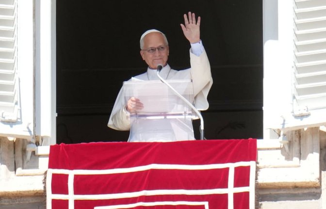 Papst Leo XIV.: Papst Leo XIV. spricht auf dem Petersplatz im Vatikan das Angelusgebet.<span class='image-autor'>Gregorio Borgia/AP/dpa</span>