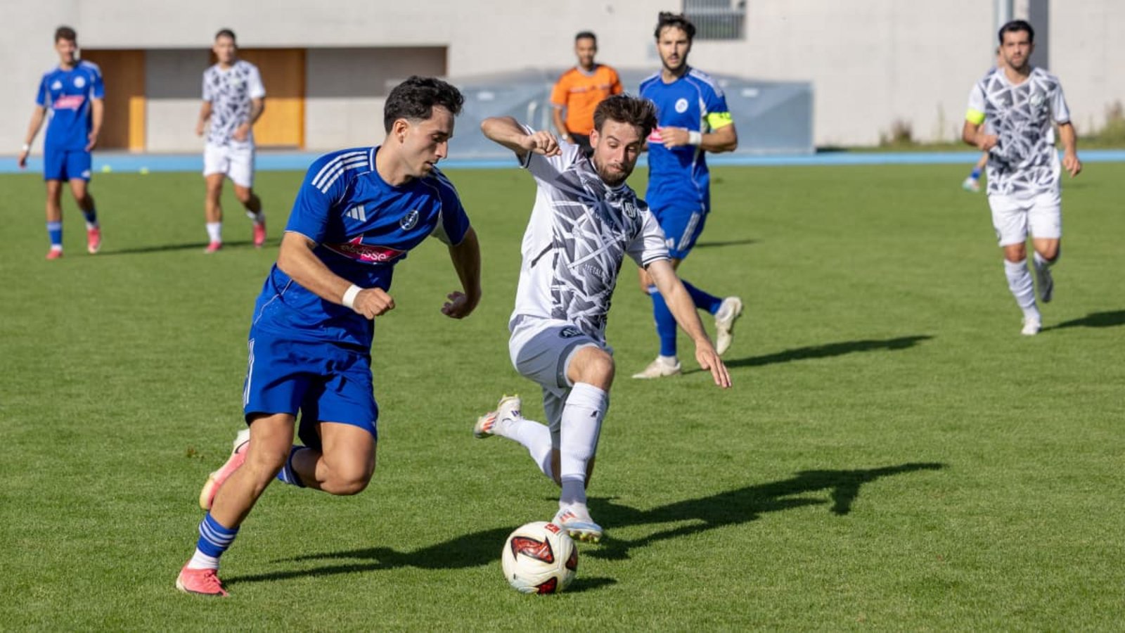 Trotz Unterzahl zweimal in Front gelegen: Albion Dreshaj (li.) und der VfL Sindelfingen schenkten unter kuriosen Umständen zwei Punkte weg.Eibner/Dimitri Drofitsch