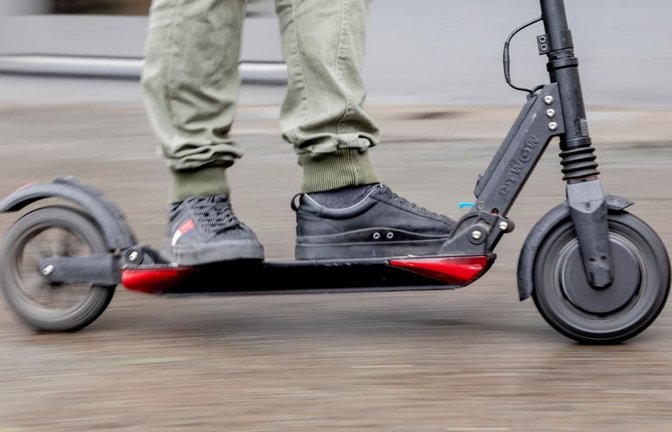Es handelt sich bei dem Modell, mit dem der Fahrer flüchtete, nach Polizeiangaben um einen schwarzen E-Scooter mit roten Elementen (Symbolbild).<span class='image-autor'>Christoph Soeder/dpa</span>