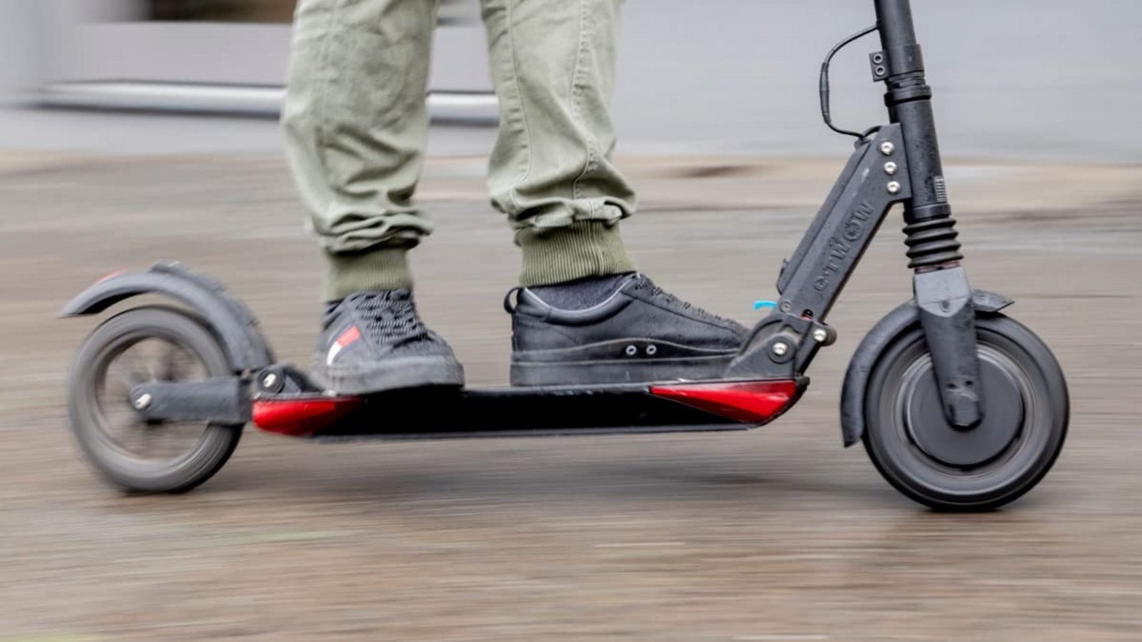 Es handelt sich bei dem Modell, mit dem der Fahrer flüchtete, nach Polizeiangaben um einen schwarzen E-Scooter mit roten Elementen (Symbolbild).Christoph Soeder/dpa Es handelt sich bei dem Modell, mit dem der Fahrer flüchtete, nach Polizeiangaben um einen schwarzen E-Scooter mit roten Elementen (Symbolbild).Christoph Soeder/dpa