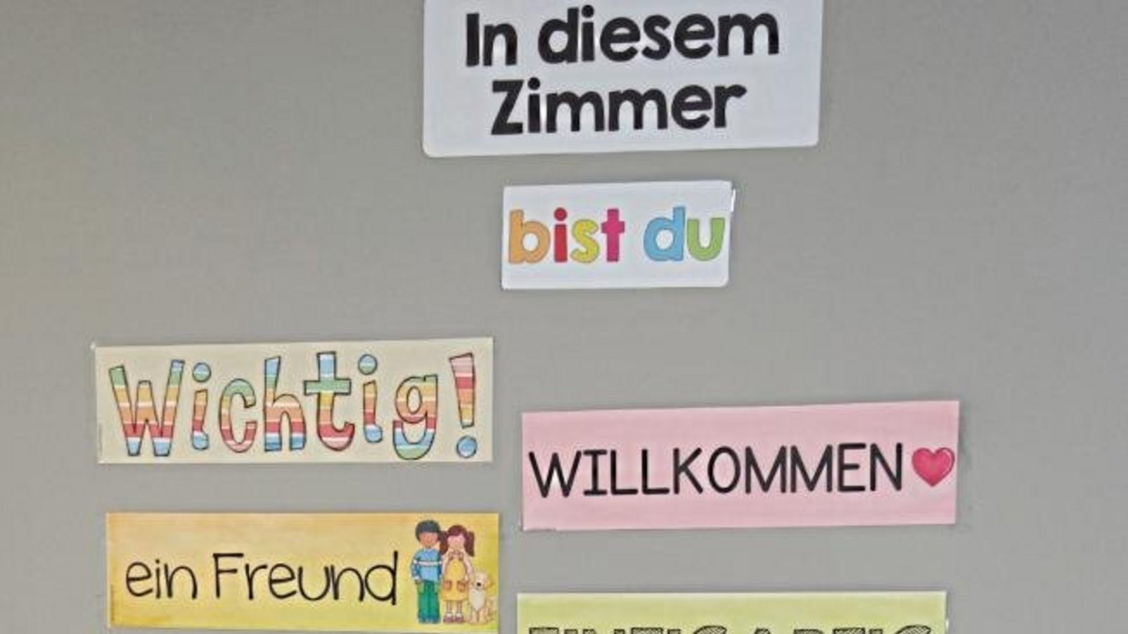 Innenseite einer Klassenzimmertür der Grundschule Aurich. Die Liste ist noch länger und vermutlich würde so was auch Erwachsenen ziemlich gut tun.  Foto: Rücker